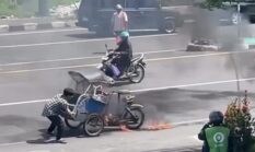 VIRAL! BENTOR TERBAKAR DEPAN McD ADISUCIYPTO, API MUNCUL DARI MESIN