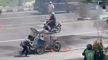 VIRAL! BENTOR TERBAKAR DEPAN McD ADISUCIYPTO, API MUNCUL DARI MESIN