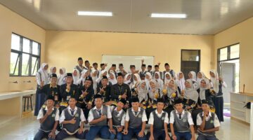 MOMEN BERHARGA! Foto Kenang-kenangan Kelas 9 SMP Islam Al Muttaqin Sebelum Wisuda