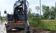 MENDADAK BERTINDAK! Excavator Turun Perbaiki “Jalan Kobangan Babi” yang Viral, Warga Curiga Hanya untuk Tutup Malu