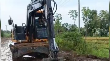 MENDADAK BERTINDAK! Excavator Turun Perbaiki “Jalan Kobangan Babi” yang Viral, Warga Curiga Hanya untuk Tutup Malu