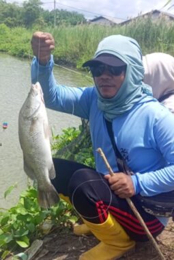 MOMEN LANGKA DI ATAS JEMBATAN! Hujan Guyur Pemancing, Akhirnya Satu Ekor Kakap 1 Kg Terangkat di Bratasena Mandiri