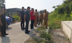 RESPON CEPAT! Plt Bupati Bekasi Dr. Asep Surya Atmaja Tinjau Langsung Jalan Longsor di Cibitung, Perbaikan Dimulai 5 Hari ke Depan