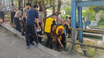 SINERGI TNI-POLRI DAN MUSPIKA, GERAKAN NASIONAL ASRI BERSIHKAN PASAR TEGAL DANAS