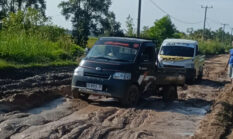 KRITIS! Jalan Poros Hasan Bulan Pasiranjaya Rusak Parah, Berubah Jadi “Jalan Kobangan Babi”, Warga Resah dan Terancam Bahaya