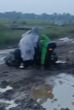 TRAGEDI! Guru MTs Ma’arif Kecelakaan di “Jalan Kobangan Babi”, 8 Truk Batu Hanya Ditimbun di Satu Titik, 7 Titik Rusak Parah Terabaikan