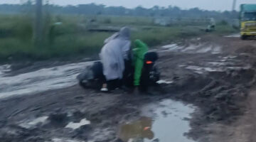 TRAGEDI! Guru MTs Ma’arif Kecelakaan di “Jalan Kobangan Babi”, 8 Truk Batu Hanya Ditimbun di Satu Titik, 7 Titik Rusak Parah Terabaikan