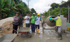 GOTONG ROYONG MEMBAHANA! Warga Sidorahayu Berswadaya Cor Jalan Rusak, Bhabinkamtibmas Turun Tangan