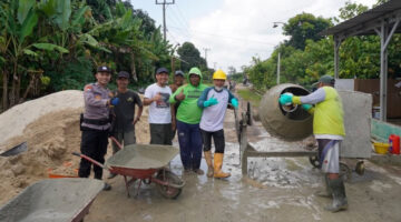 GOTONG ROYONG MEMBAHANA! Warga Sidorahayu Berswadaya Cor Jalan Rusak, Bhabinkamtibmas Turun Tangan