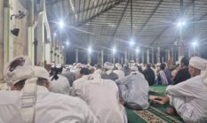 KEPEDULIAN DAN KEROHANIAN: KAPOLSEK DENTETELADAS IPDA NURKHOLIK, S.H. DUDUK MENDENGAR CERAMAH DI MASJID JAMI KEBUN BIBIT, ASAH HATI AGAR TETAP SEJUK DAN TAK SOMBONG