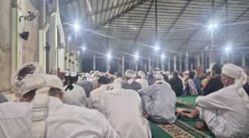 KEPEDULIAN DAN KEROHANIAN: KAPOLSEK DENTETELADAS IPDA NURKHOLIK, S.H. DUDUK MENDENGAR CERAMAH DI MASJID JAMI KEBUN BIBIT, ASAH HATI AGAR TETAP SEJUK DAN TAK SOMBONG