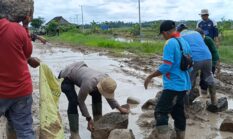 BARU KALI INI KAMI LIHAT: KAPOLSEK DENTETELADAS IKUT ANGKAT BATU DAN PASIR, BENER‑BENER BERBAUR DENGAN RAKYAT