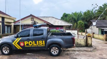 INSTRUKSI TEGAS KAPOLSEK DENTETELADAS: GERAKKAN ANGGOTA DAN WARGA BERGOTONG ROYONG PERBAIKI JALAN HASAN BULAN, WUJUDKAN KENYAMANAN BERSAMA