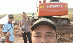 Kapolsek Denteteladas Ajak Warga Bersatu Gotong Royong Perbaikan Jalan: “Tidak Ada Yang Tidak Mungkin Jika Bersatu”
