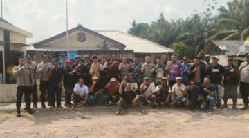 KAPOLSEK DENTETELADAS AJAK WARGA TETAP LESTARIKAN GOTONG ROYONG JAGA KONDISI JALAN