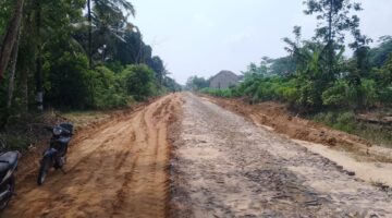 SEMANGAT GOTONG ROYONG MENYATUKAN BERBAGAI PIHAK PERBAIKI LIMA TITIK JALAN POROS KAMPUNG KEKATUNG