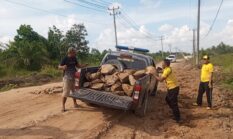 Polsek Dente Teladas Gelar Gotong Royong Perbaiki Jalan Poros, Wujud Kepedulian dan Sinergi Bersama Warga