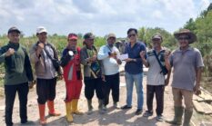 Inspirasi Kapolsek Dente Teladas, Warga 3 Kampung di Tulang Bawang Swadaya Cor Jalan 1 Km