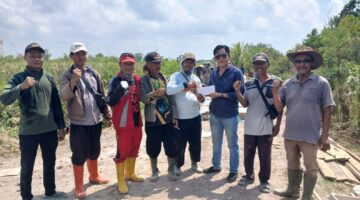 Inspirasi Kapolsek Dente Teladas, Warga 3 Kampung di Tulang Bawang Swadaya Cor Jalan 1 Km