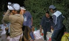 Kapolsek Dente Teladas Turun Langsung Bantu Pengecoran Jalan Swadaya, Warga Juluki “Kapolsek Gotong-Royong”